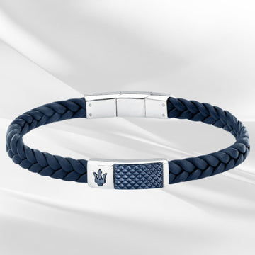 Ανδρικό βραχιόλι Maserati JM4249IK01 από ανακυκλωμένο δέρμα σε μπλε χρώμα και ασημί ατσάλινο στοιχείο με μπλε τρίαινα-σε φόντο.